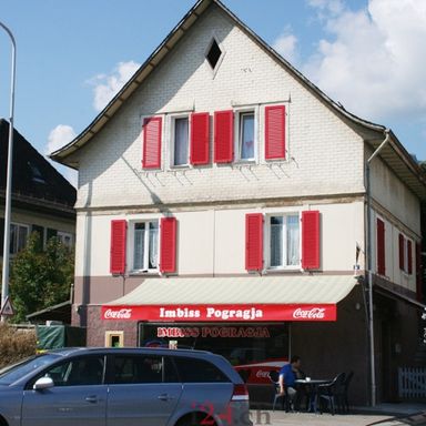 Wohnhaus mit Imbisslokal