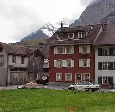 Wohnhaus mit Restaurant „Central“