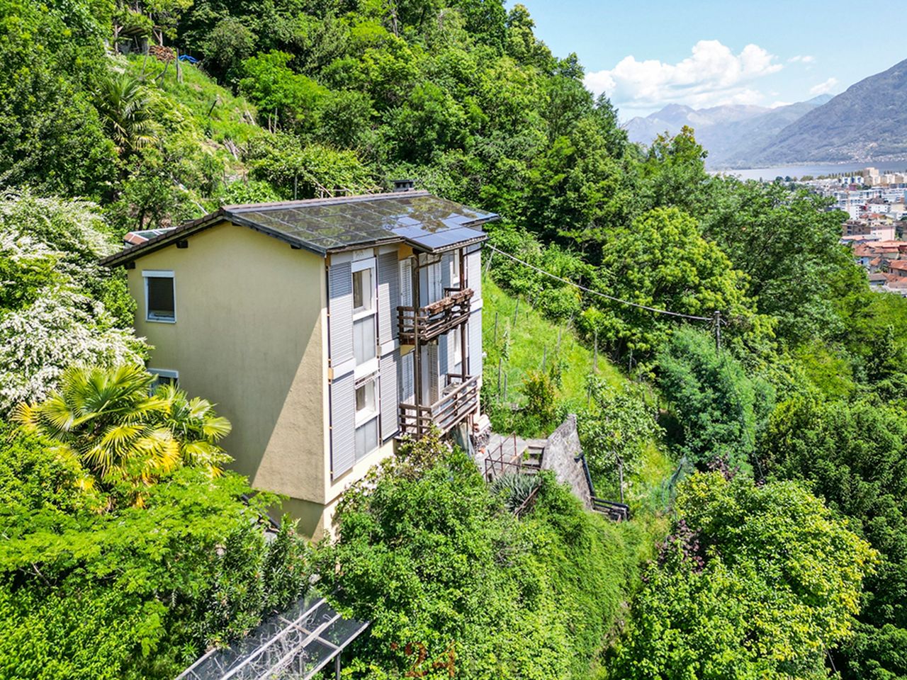 Vivere sostenibile a Locarno-Solduno: splendida casa indipendente con pannelli solari e vista panoramica