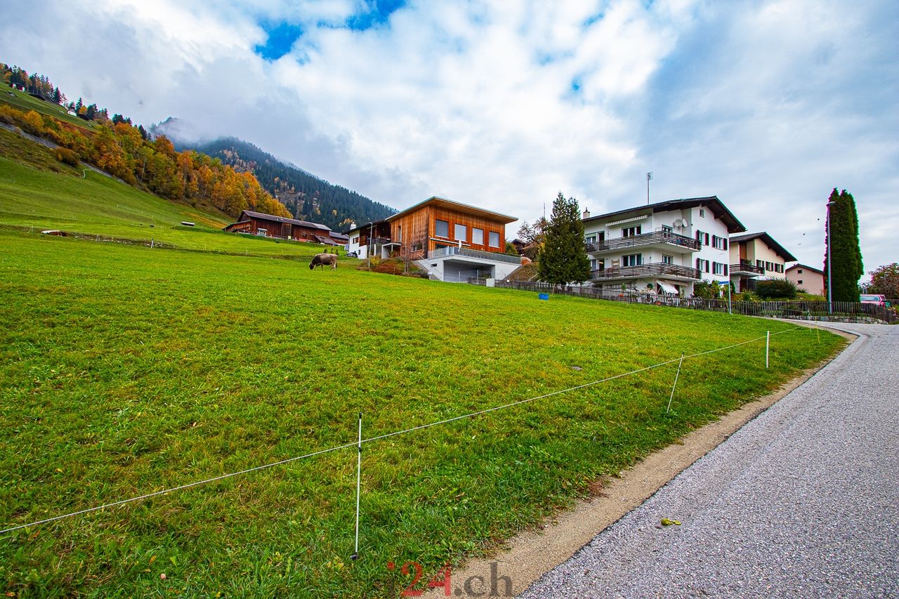 Erschlossenes Bauland an sonniger Lage mit herrlichem Blick auf die Bündner Berglandschaft