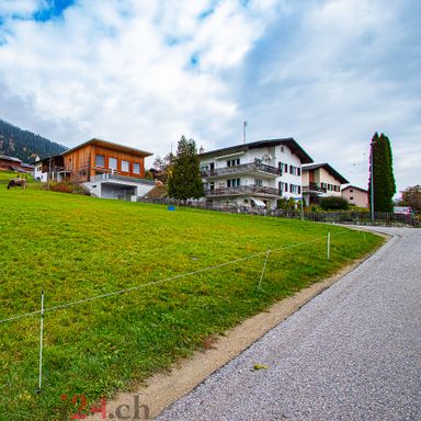 Erschlossenes Bauland an sonniger Lage mit herrlichem Blick auf die Bündner Berglandschaft