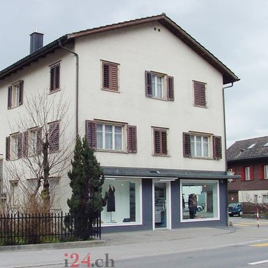 Wohn- und Geschäftshaus mit Laden