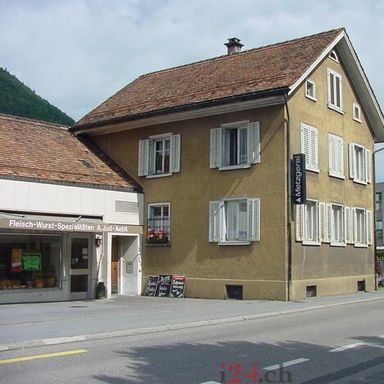 Wohnhaus mit Laden